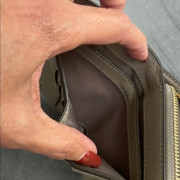 Tory Burch wallet with zipper and multiple slots for cards - Picture 6 of 10